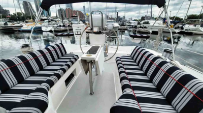 Yacht 21 cockpit